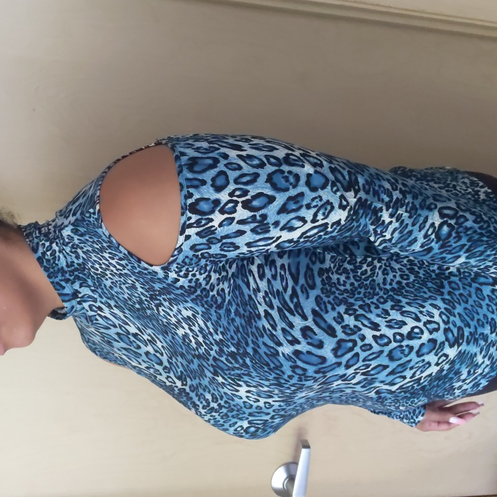 T neck/cut out shoulders - Picture 5 of 7